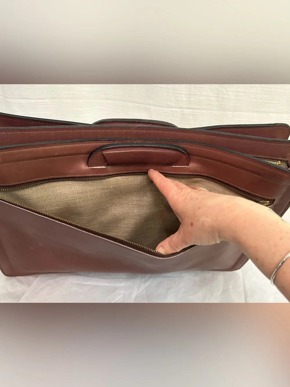 Vintage Men's 100% Leather Briefcase in Deep Brown - Classic Professional Carry